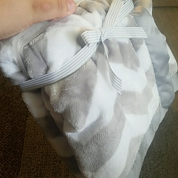 Grey and white chevron baby blanket - Picture 2 of 3